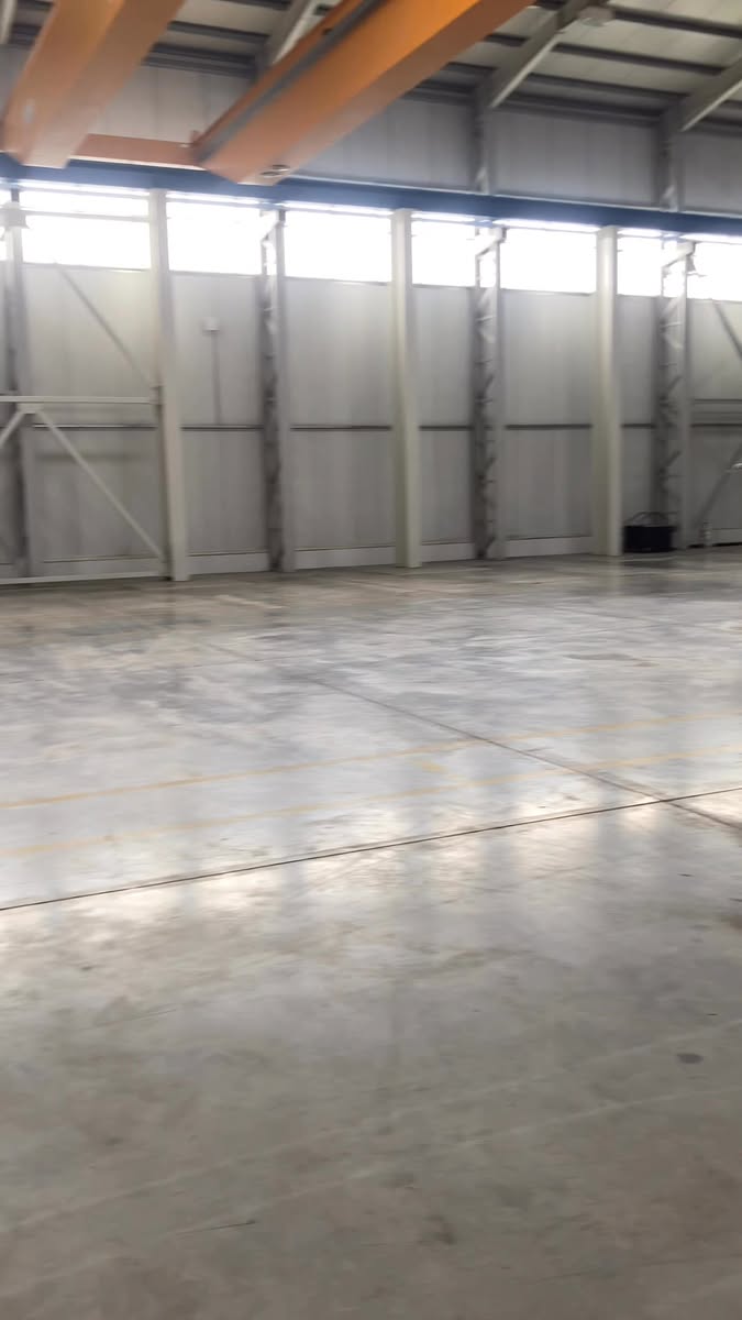 Ipari csarnok – Nagy alapterületű ipari padló tisztítása.